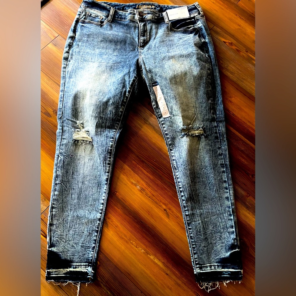 Arizona acid washed jeans. Perfect addition to your closet! Dress up or down